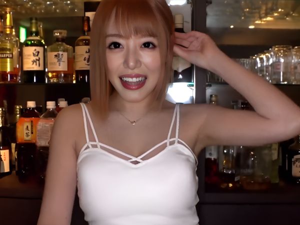 【素人】スポーツバーで働く女の子♡ジュルジュルと音を出しながらフェラするとチンポを舐めながら騎乗位されて絶頂♡
