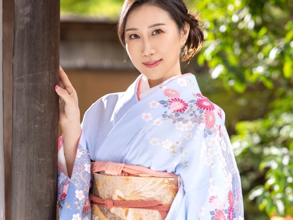 【美魔女の妖艶な誘惑】 着物姿の極上美魔女がベロチュー手コキで昇天！ 男の欲望を叶える濃厚プレイ♡