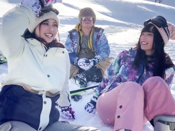 【ゲレンデで見つけたJD2人組】 スキー旅行で開放的になった女子大生を口説いて即ハメ！ 底なし性欲でイキまくる敏感ボディ♡ 友達の前で連続アクメの羞恥プレイ！