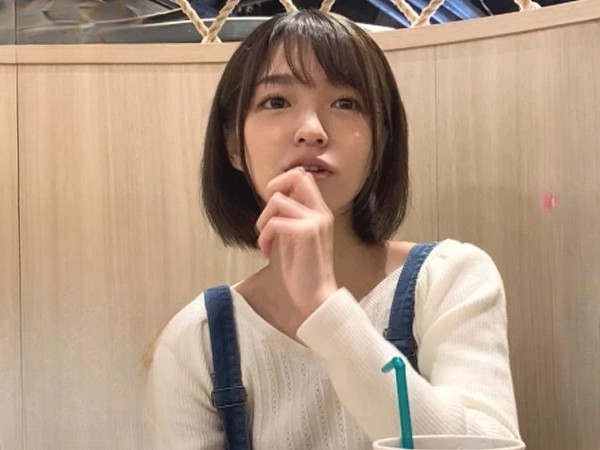 【19歳美少女】経験人数1人の超純情美少女をエロ漬けにするっ！潮吹きまくって初めての体験に足ガクガクで放心状態！！