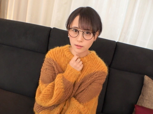 【メガネっ娘の隠れたエロさ】 清楚な見た目とは裏腹に、エロいボディを隠し持つ！ 肉棒で突かれ、本能むき出しのセックスに没頭♡