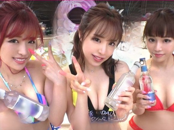 【爆乳Gカップ女子たちの野外プレイ】大胆露出でおっぱいポロリ♡ 野外で開放的セックス！ 部屋でもエロさ全開のヤリまくりナイト！