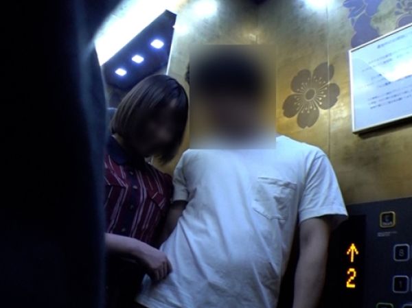 【JDカップルのラブラブSEX盗撮】『ホテルでイチャつく2人をこっそり撮影！』ちっぱい美乳の彼女が彼氏に激しく抱かれ、マンコも丸見えの過激映像！！