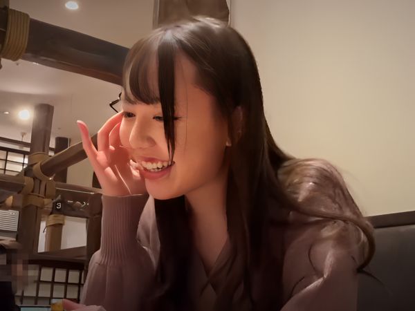 【ちっぱい美少女と変態デート】『手首拘束で感じちゃう…』スレンダー美少女が興奮プレイにハマる！正常位＆バックで激しく突かれ、敏感ボディが快感に溺れる！これぞチンポ堕ちの瞬間！♡