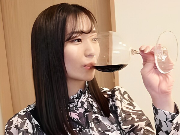 【欲求不満な人妻の逆ナン】 アプリで出会った男を誘惑！ 濃密な剛毛ま〇こでチ〇ポを締め付け、自ら腰を振って乱れる騎乗位セックス！