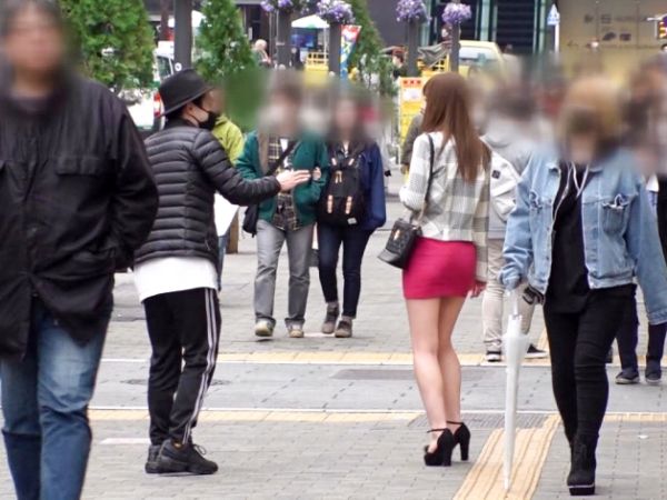 【ナンパでゲット！美脚お姉さん】 ミニスカから覗く美脚に注目！ 彼氏持ちの浮気心がデカチンで満たされる♡