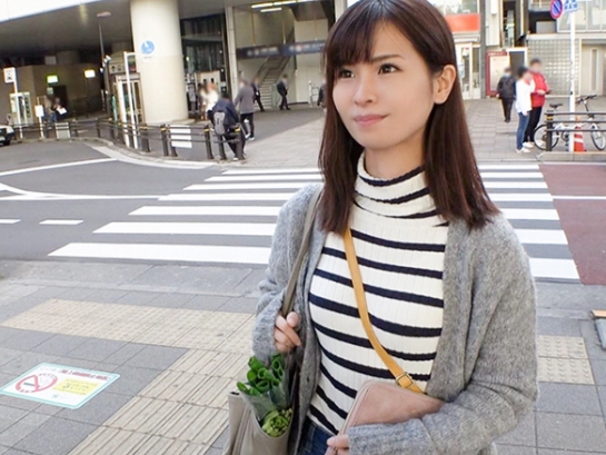 【欲求不満な人妻ナンパ】『旦那じゃ物足りないの…』スレンダー美熟女が他人棒に悶絶！パイパン奥様が街中で声をかけられ、我慢できずに乱れまくる！