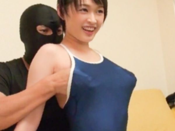 【童顔美女のスク水誘惑】『ダメ…でも気持ちいい…』無垢な顔した美女がスク水姿で大胆プレイ！着衣のまま乳揉まれ、悶える姿がエロすぎる！童顔とギャップの激エロ動画に即ヌケ確定！！