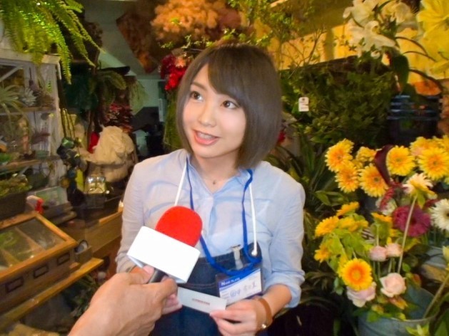 【巨乳JDバイト】花屋で働くデカパイ女子大生がSEX大好きと判明！ノリノリでチ○ポを挿入され、激ピストンでデカパイが激揺れ！感じまくってアソコから愛液が溢れちゃう♥