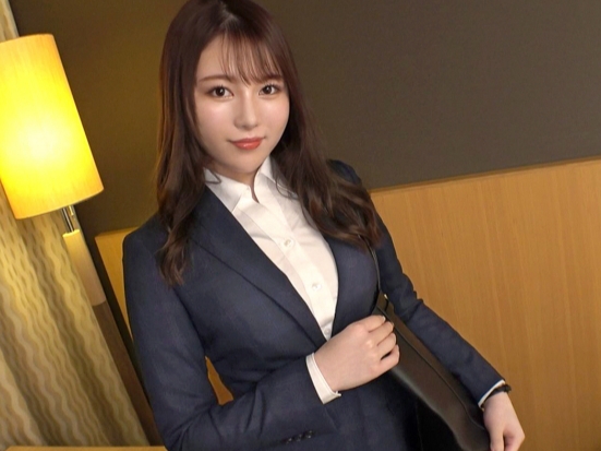 【スーツ姿のOLをナンパ】『仕事中なのに…こんなに濡れちゃってるよ』美ボディのOLお姉さんを口説き落とせ！パンストを破られ、スーツ姿で敏感なカラダをイジられまくる！仕事中の緊張感と快感が混ざり合うエロすぎるシチュエーションにフル勃起必至！！♡