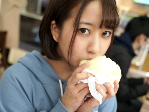 【巨乳巨尻の妹系セフレと温泉旅行】『お兄ちゃん、もっと激しく…』ムチムチボディの妹系セフレと旅館で濃厚セックス！肉感的な巨尻に腰を打ち付け、濃厚な夜を過ごすエロ旅♡