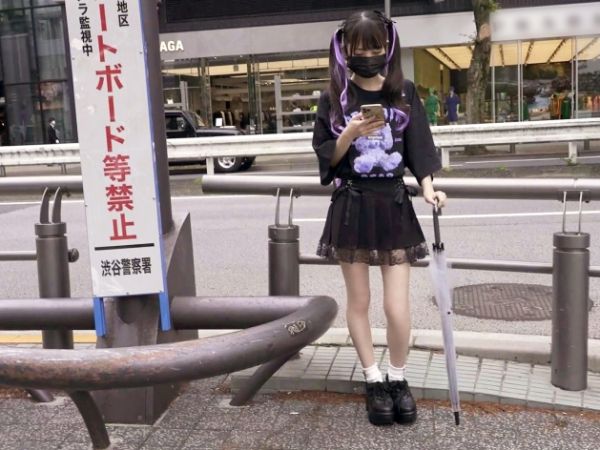 【家出少女の過激サービス】『おじさん…気持ちいい？』ゴシック系小柄少女が手コキ＆フェラでご奉仕！立ちションでチンポに放尿ぶっかけ！ヤバいプレイ連発！