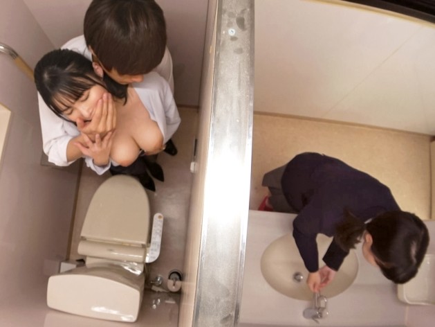 【巨乳女教師の密着レッスン】Hカップのむちむちボディが個室トイレで大胆露出！同僚との0距離セックスで火照るカラダ♡スリル満点の背徳プレイに悶える姿がエロすぎる！