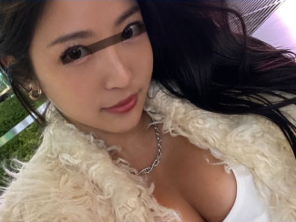 【ゴージャス美巨乳お姉さん】彼氏と一緒に乱交パーティー！？他人チンポに夢中♥手コキ＆フェラでご奉仕しまくり、彼氏以外の男に本気で感じちゃう！！